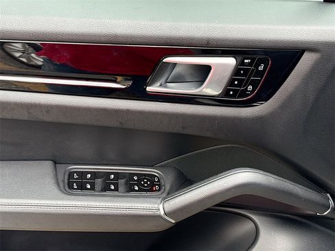 Used 2020 Porsche Cayenne w/ Premium Package image 19