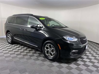 Used 2022 Chrysler Pacifica Limited w/ Uconnect Theater Family Group