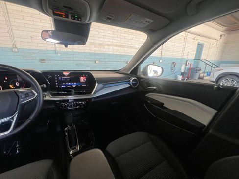 Used 2025 Chevrolet Trax LT w/ LT Convenience Package image 35