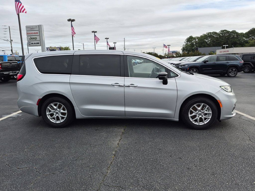 Used 2024 Chrysler Pacifica Touring-L FWD image 2