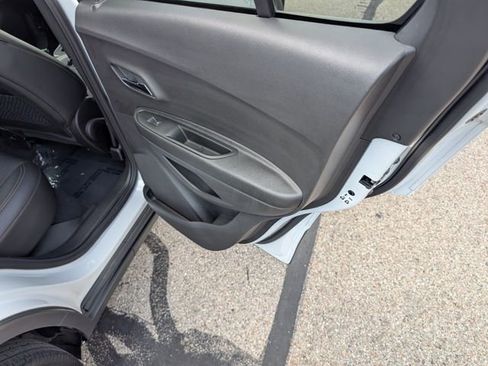 Used 2019 Chevrolet Trax LT w/ LT Convenience Package FWD image 6