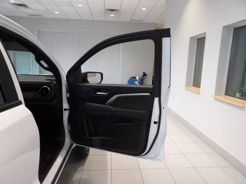 Used 2025 Chevrolet Colorado Z71 AWD/4WD image 24