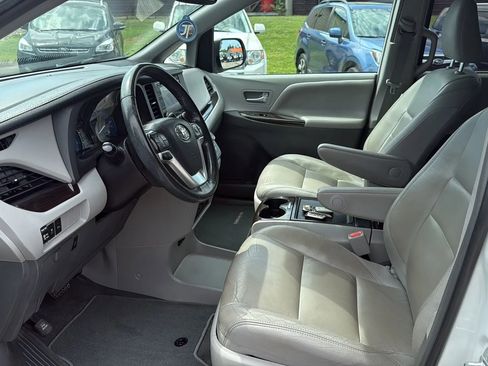 Used 2019 Toyota Sienna XLE image 3