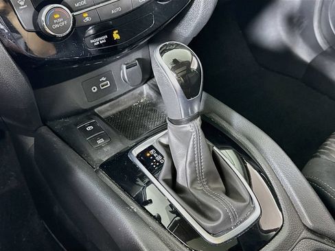 Used 2019 Nissan Rogue SV w/ Sun & Sound Touring Package AWD/4WD image 17