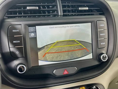 Used 2025 Kia Soul LX w/ LX Technology Package FWD image 10