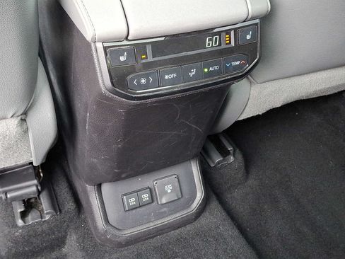 Used 2021 Toyota Highlander Platinum AWD/4WD image 11