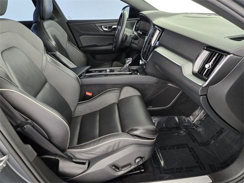Used 2019 Volvo S60 T5 R-Design image 3