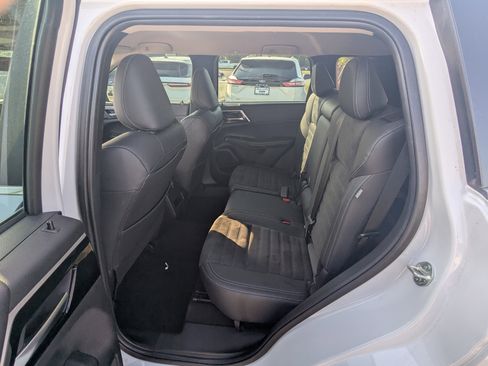 Used 2023 Mitsubishi Outlander SE image 77