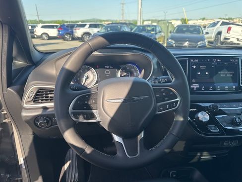 Used 2025 Chrysler Pacifica Select FWD image 11