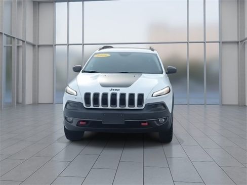 Used 2016 Jeep Cherokee Trailhawk image 3