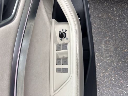 Used 2019 Audi e-tron Prestige w/ Prestige Package image 17