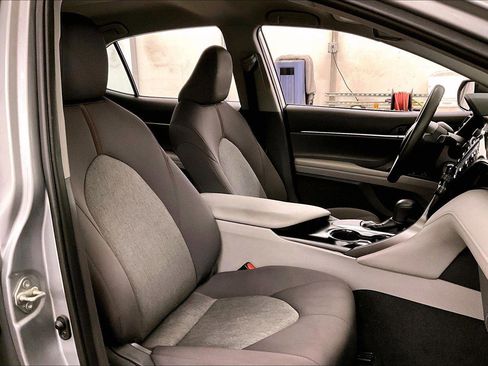 Used 2020 Toyota Camry LE image 7