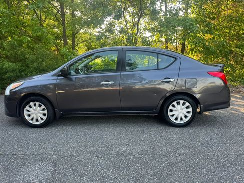 Used 2015 Nissan Versa SV FWD image 3