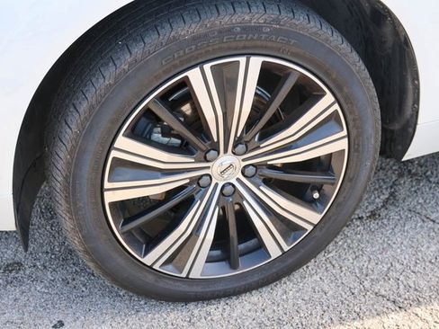 Used 2023 Volvo XC60 B5 Plus w/ Climate Package image 7