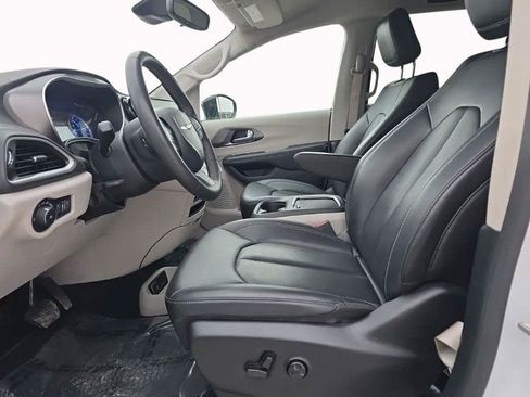 Used 2024 Chrysler Pacifica Limited FWD image 13