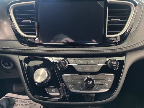 New 2026 Chrysler Pacifica Select AWD/4WD image 10