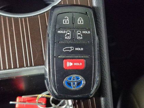 Certified 2023 Toyota Sienna XLE image 29