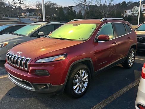 Used 2017 Jeep Cherokee Limited image 2