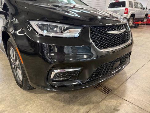 Used 2022 Chrysler Pacifica Touring-L image 2