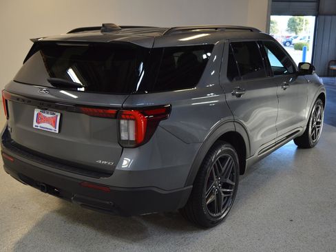 Used 2025 Ford Explorer ST-Line w/ ST-Line Street Pack AWD/4WD image 3