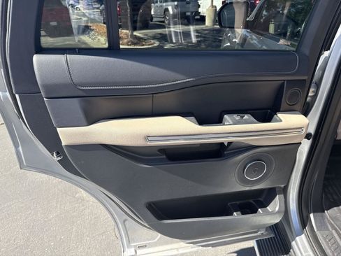 Used 2023 Ford Expedition Limited AWD/4WD image 18