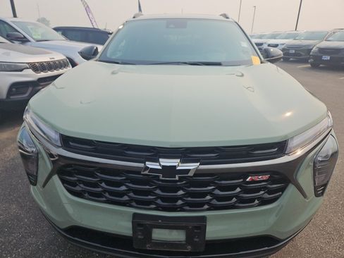 Used 2024 Chevrolet Trax RS w/ Sunroof Package FWD image 2