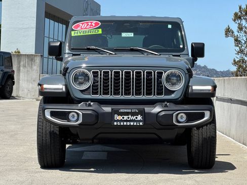 Used 2025 Jeep Wrangler Unlimited Sahara AWD/4WD image 9