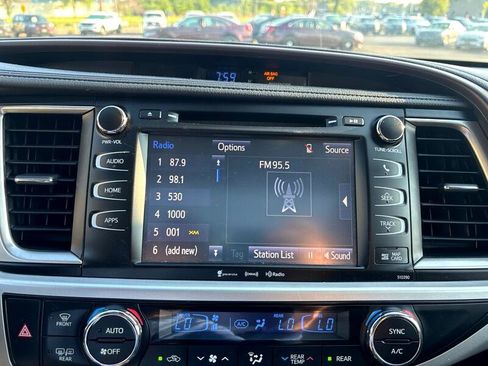 Used 2019 Toyota Highlander XLE image 19