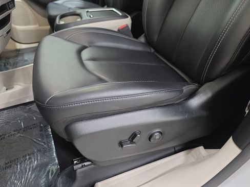 Used 2024 Chrysler Pacifica Limited FWD image 29