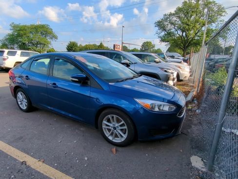 Used 2018 Ford Focus SE w/ Cold Weather Package FWD image 3