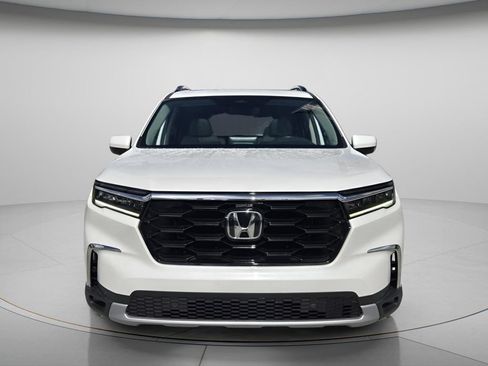 Used 2023 Honda Pilot Touring image 4