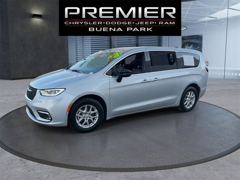 Used 2026 Chrysler Pacifica Select image 3