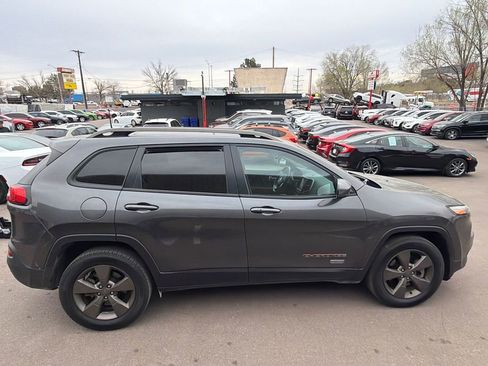 Used 2017 Jeep Cherokee Latitude AWD/4WD image 6