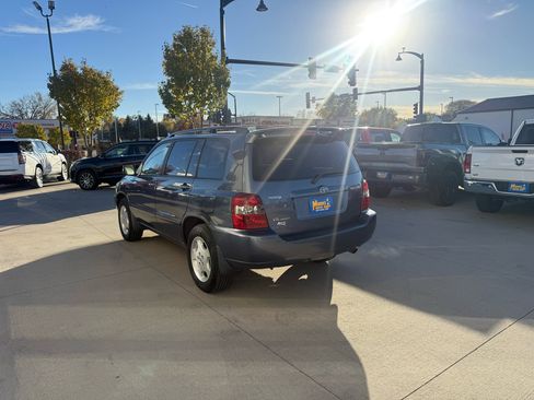 Used 2005 Toyota Highlander 4WD V6 w/ 3rd Row image 4