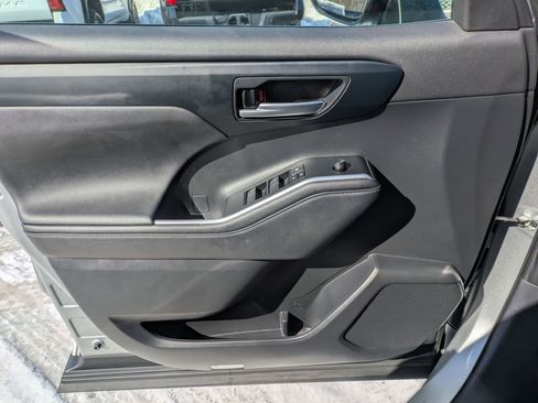 Used 2023 Toyota Highlander XLE image 6