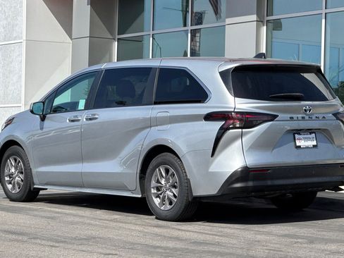 Certified 2023 Toyota Sienna XLE image 8