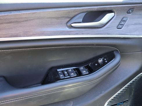 Used 2022 Jeep Grand Cherokee Overland w/ Advanced Protech Group III image 25