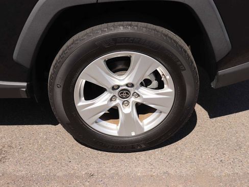 Used 2021 Toyota RAV4 LE AWD/4WD image 9