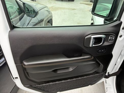 Used 2025 Jeep Wrangler Sahara image 18