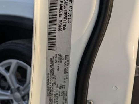 Used 2024 Jeep Compass Latitude image 32