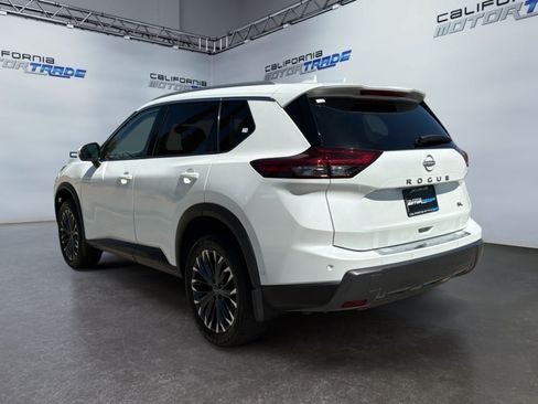 Used 2025 Nissan Rogue SL w/ Tech Package FWD image 7
