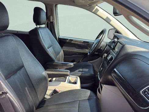 Used 2016 Chrysler Town & Country Touring FWD image 18