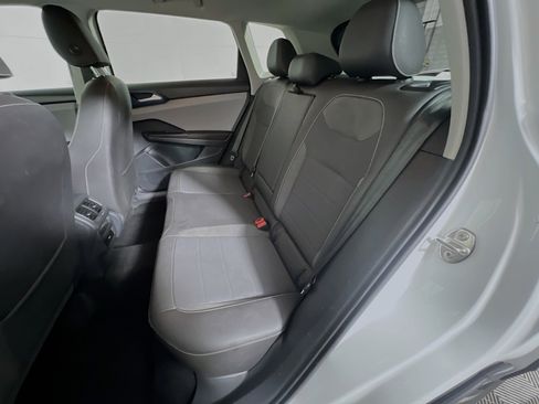 Used 2024 Volkswagen Taos SE image 29