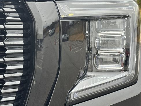 Used 2023 GMC Yukon SLT w/ SLT Premium Package image 6