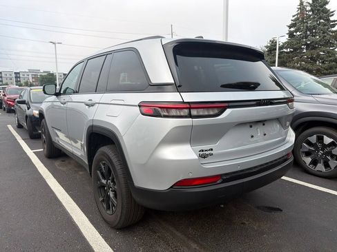 Used 2024 Jeep Grand Cherokee Altitude AWD/4WD image 2