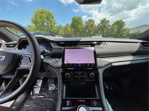 Used 2023 Jeep Grand Cherokee Overland image 11