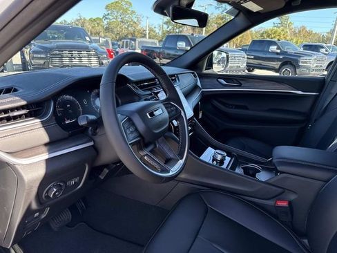 New 2025 Jeep Grand Cherokee Limited w/ Black Appearance Package image 21