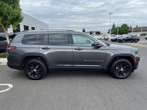 Used 2023 Jeep Grand Cherokee L Limited AWD/4WD image 4