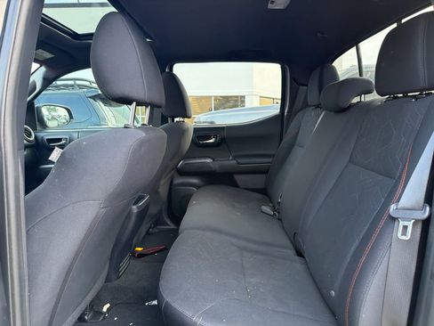 Used 2017 Toyota Tacoma TRD Off-Road w/ Premium & Technology Package AWD/4WD image 8