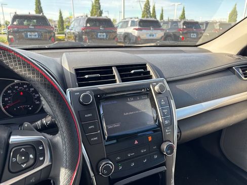 Used 2015 Toyota Camry SE FWD image 3